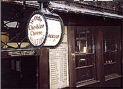  Ye Olde Cheshire Cheese pub i London.Tavlan är inte en meny utan en lista över de 16 engelska regenter puben överlevt. 