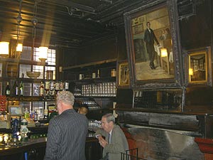 Porträttet av barmästaren har hängt över öppna spisen sedan 1835